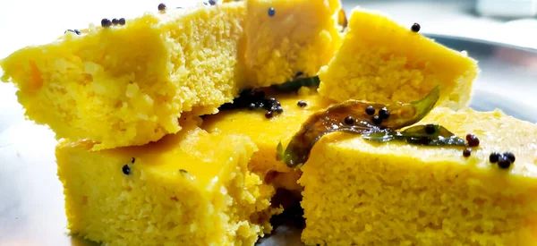 Egy Közeli Gujarati Khaman Dhokla Vagy Párolt Gram Liszt Snack — Stock Fotó