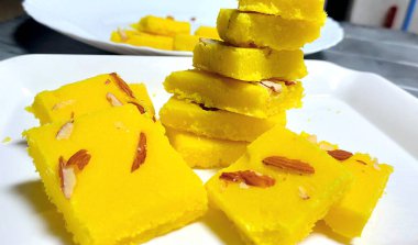 Hindistan cevizi Barfi - Khoya ve Nariyal ki Barfi, Hindistan tatlısı, konsantre süt ve hindistan cevizi rendelenmiş.