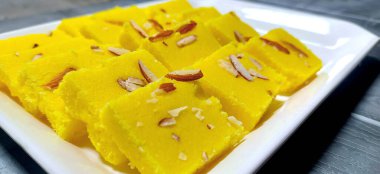 Hindistan cevizi Barfi - Khoya ve Nariyal ki Barfi, Hindistan tatlısı, konsantre süt ve hindistan cevizi rendelenmiş.