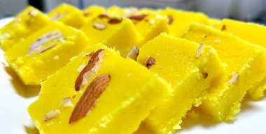 Hindistan cevizi Barfi - Khoya ve Nariyal ki Barfi, Hindistan tatlısı, konsantre süt ve hindistan cevizi rendelenmiş.