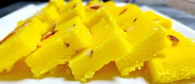 Hindistan cevizi Barfi - Khoya ve Nariyal ki Barfi, Hindistan tatlısı, konsantre süt ve hindistan cevizi rendelenmiş.