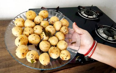 Suji appe veya pirinç appe veya appam, Hindistan 'da soğanlı, fıstıklı ve demirhindi soslu Hint aperatifi.