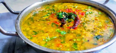 Hint yemeği Dal kızartması mı yoksa tavada servis edilen geleneksel Dal Tadka körisi mi?