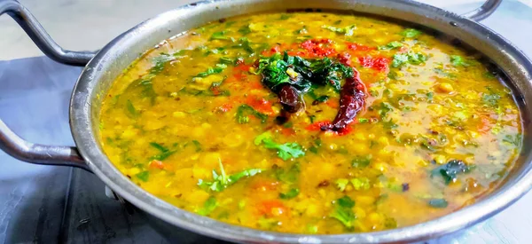 印度受欢迎的食品达尔薯条或传统达尔塔德卡咖哩放在锅里 — 图库照片
