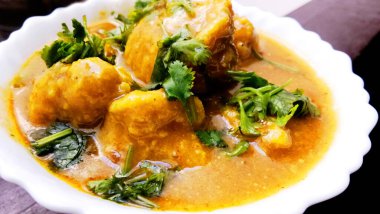 Ev yapımı kaşmirli dum aloo: masadaki tavaya yakın baharatlı patates.