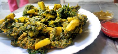 Soslu ıspanak ve patates Pakoraları, Pakistanlı ve ağız sulandırıcı bir aperatif.