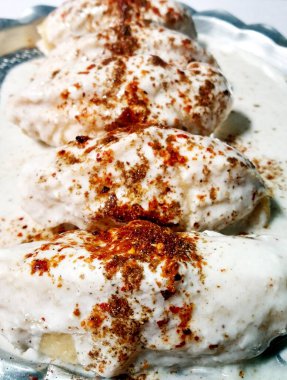 Dahi Vada ya da bhalla, Hindistan kökenli ve tüm Güney Asya 'da popüler olan bir Chaat türüdür. Vadas 'ı kalın safra ya da lor ile ıslatarak hazırlanır. seçici odak