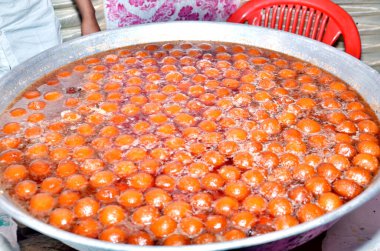 Lezzetli Gulab Jamun Hint düğün yemekleri servis ediyordu. .