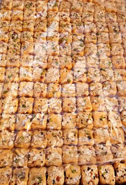 Hindistan 'da, New Delhi, Hindistan' da bir dükkânda Hindistan şekerlerinin cezbedici bir şekilde kapatılması - Kasım 2020: Bir şehir ticari dükkanında güzel düzenlenmiş renkli şekerlerin yakın plan çekimi.