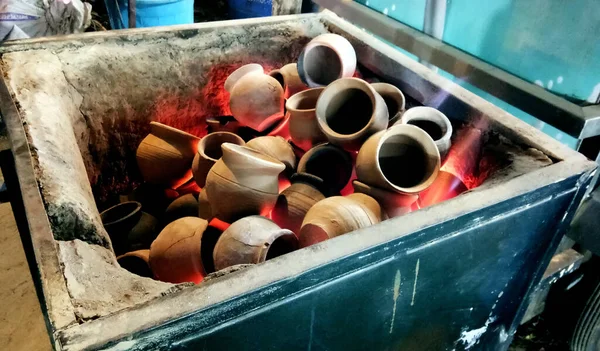 인디아 만들기 석탄에 질그릇을 가열하는 — 스톡 사진