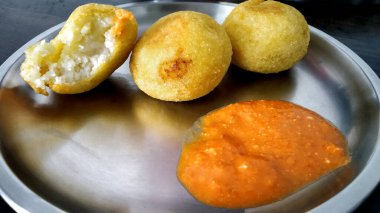 Aloo bonda ya da aloo pakora sosla servis edilir.