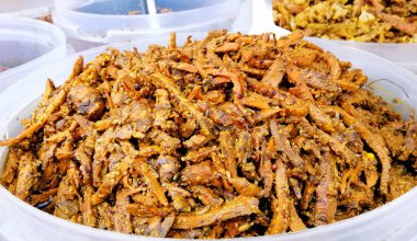 Hindistan 'ın çeşitli vejetaryen turşularının yakın plan görüntüsü, Hindistan' da sokak satıcıları tarafından satışa sunuluyor.