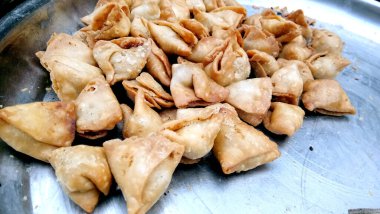 Markette bir sürü mini samosa vardı.