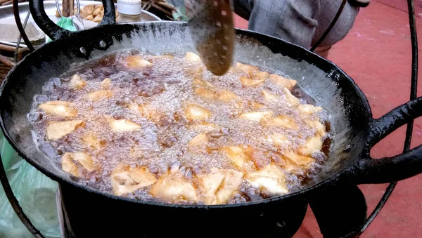 Fritando Lanche Vegetariano Pequeno Samosa Indian Comida Rua Especial Tradicional — Fotografia de Stock