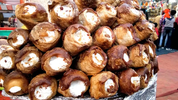 Bunch Puff Pastries Filled Whipped Cream Powder Sugar Coating Sell — 스톡 사진