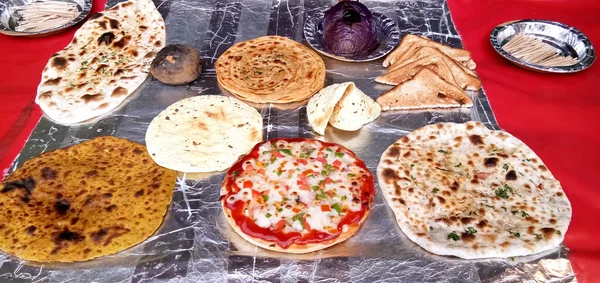 Variety Cooked Chapati Prantha Pizza Other Food Display Indian Restaurant — Fotografia de Stock