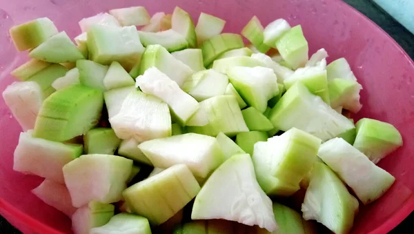 瓶瓜蔬菜对健康有益 它的制作方法很好 可以把它切成小块 它是由剥皮和切成小块制成的 — 图库照片