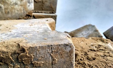 Hindistan 'da bir inşaat sahasına yığılmış bir sürü gri sokak tuğlası var.