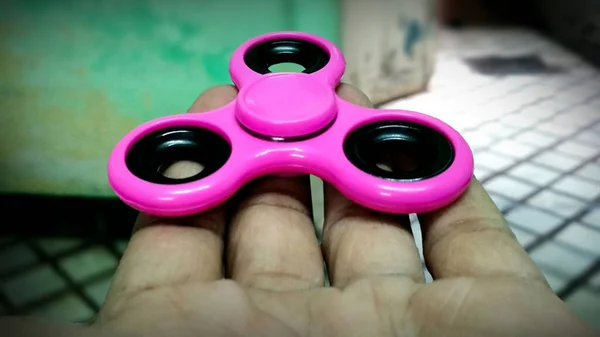 Jovem Brincando Com Fidget Spinner Foco Spinner — Fotografia de Stock