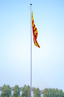 Shiv Baba bayrağı Hindistan 'ın Abu Dağı' ndaki Brahmakumaris Merkezi 'ne sallanıyor.