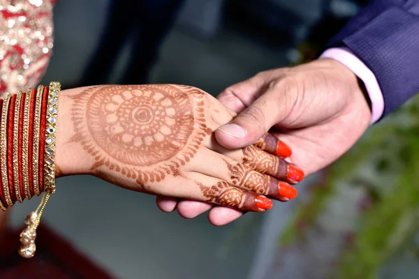 Ung Voksen Mandlig Brudgom Kvindelig Brud Holder Hænder Indien - Stock-foto