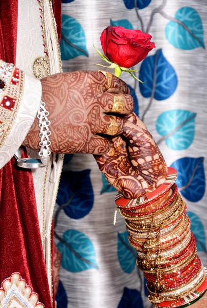 結婚式中に花嫁にバラの花を与えるインドの新郎の閉鎖 — ストック写真
