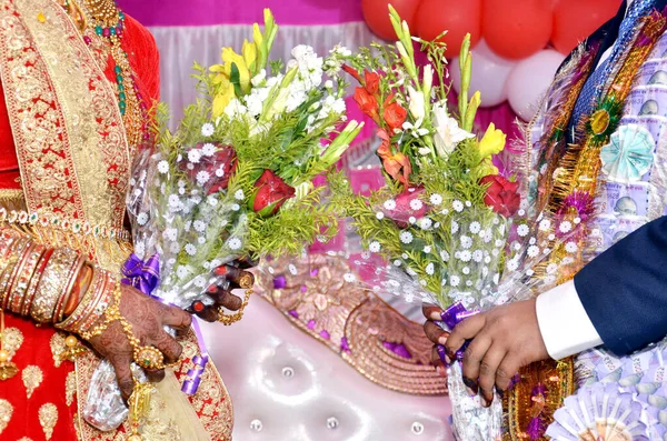 Indian Wedding Couple Holding Bouquet Hand — Stockfoto