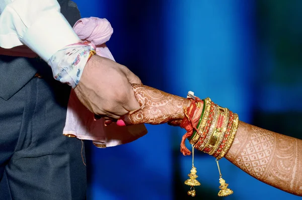 Fiatal Felnőtt Férfi Vőlegény Női Menyasszony Fogja Egymás Kezét Indiában — Stock Fotó