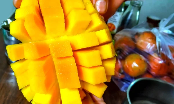 Idealny Plaster Mango Pokrojony Kostkę Samice Trzymające Świeże Soczyste Mango — Zdjęcie stockowe