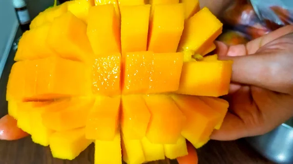 Perfekt Mangoskiva Skuren Kuber Kvinnliga Händer Håller Färsk Saftig Mango — Stockfoto