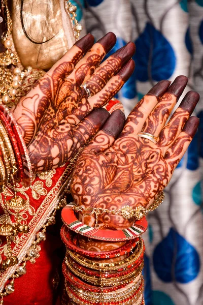 Indiai Menyasszony Mutatja Kezét Mehndi Tervezés Esküvő — Stock Fotó