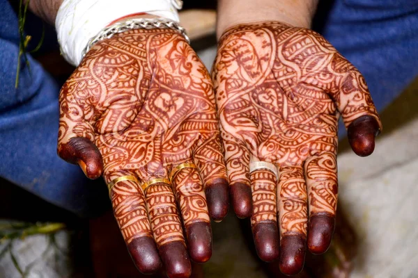 Henna Mehndi Gyönyörű Műalkotása Indiai Vőlegény Tisztességes Kezén Henna Festék — Stock Fotó