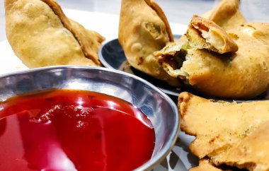 Beyaz arka planda patates samosa, geleneksel Hint ya da Pakistan ramazanı yemekleri, baharatlı sokak yemekleri, Asya ülkesinde ünlü atıştırmalıklar..