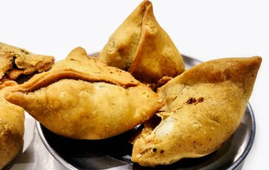 Beyaz arka planda patates samosa, geleneksel Hint ya da Pakistan ramazanı yemekleri, baharatlı sokak yemekleri, Asya ülkesinde ünlü atıştırmalıklar..