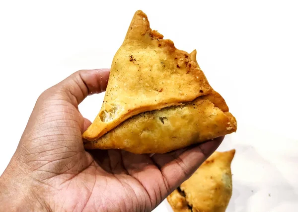 Hombre Sosteniendo Samosa Frita Mano Aislada Sobre Fondo Blanco —  Fotos de Stock