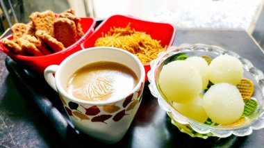 Hindistan 'daki misafirler için tatlı ve çay.