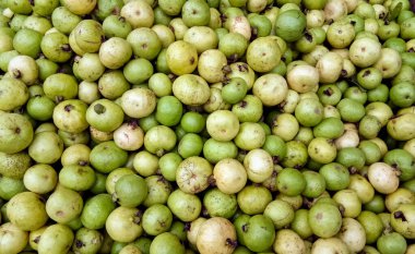 Hindistan 'da sokak pazarında bir miktar guava satmak için.