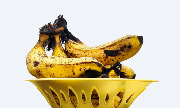 成熟的黄色香蕉果实 白色背景上有黑斑的成熟香蕉束 — 图库照片