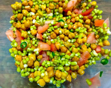 Islak nohut ve ay salatası. Kilo vermede çok işe yarar.