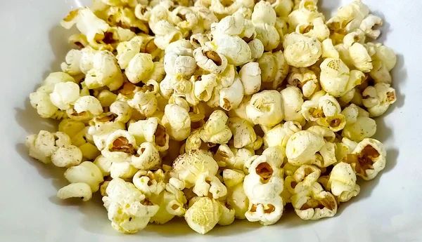 Zavřít Lahodné Čerstvé Máslové Popcorn Bílé Míse — Stock fotografie