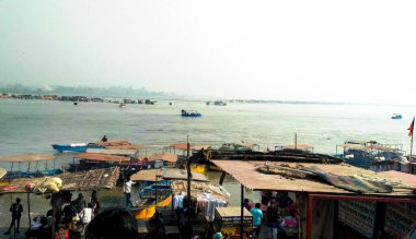 Aralık 2020: Yolcular için suda botlar vardı, Ganga Nehri ve Garh Ganga, Uttar Pradesh