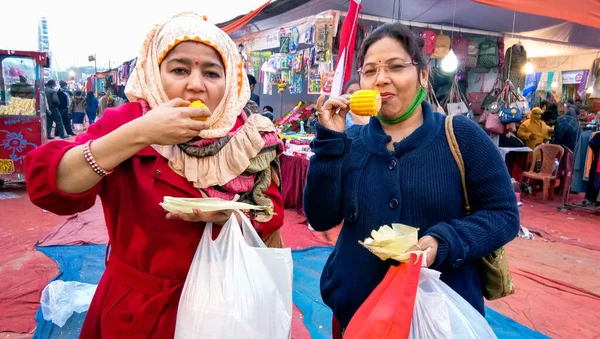 Лакхнау Індія Січень 2021 Дві Жінки Які Їдять Вуличну Їжу — стокове фото