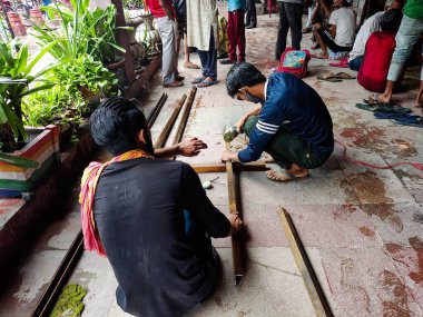 Eylül 2021: Metal kaynakçılar Chandni Chowk, Delhi, Hindistan 'da kaynakçılık yapıyorlar