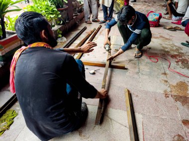 Eylül 2021: Metal kaynakçılar Chandni Chowk, Delhi, Hindistan 'da kaynakçılık yapıyorlar