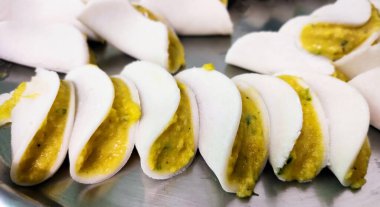 Hindistan 'ın Uttar Pradesh kentinden gelen geleneksel buharda pişmiş bir lezzet olan Phara' nın yakından görünüşü, genellikle Karwa Chauth zamanında hazırlanır.