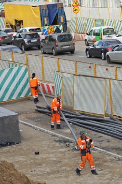 Moskova, Rusya - 15 Mayıs 2016: işçiler plastik boru taşımak. Yolun şehir Güzelleştirme programı Moskova'da My sokak içinde yeniden inşası.