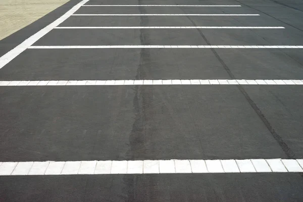 Layout de estacionamento no pavimento — Fotografia de Stock