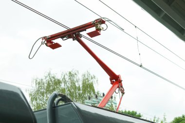 Demiryolu elektrik kabloları.
