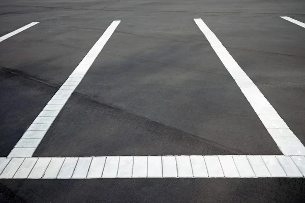 Планировка парковки на тротуаре — стоковое фото
