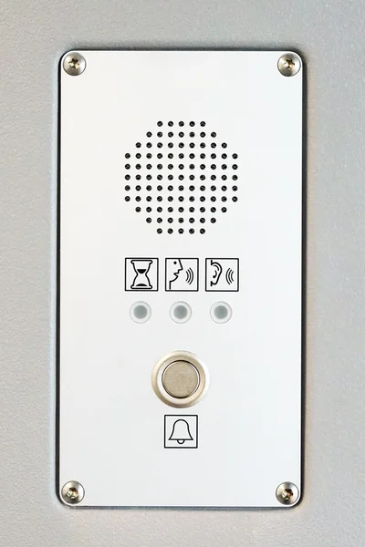 Intercom paneel in een metalen muur gebouwd — Stockfoto